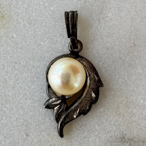 Napier Pearl Necklace Pendant - Picture 4 of 5